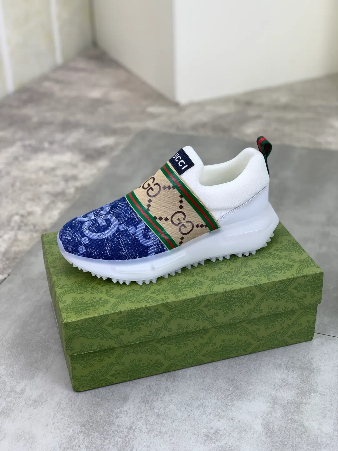 Men's shoes 💰P460💰[New style]🆘 Gucci [GUCCI] classic fashion high-top men's shoes, synchronized with counters, exquisite workmanship, exquisite color matching, the upper is made of original soft double G calfskin Gucci webbing ➕ first-layer pigskin lining ➕ pigskin feet The lasts made according to the original version are quite attractive both on the foot and in the placement. There is no need to comment on the good ones. They are absolutely versatile. Number of sizes: 38-44, 3️⃣colors🉑️ to choose from.